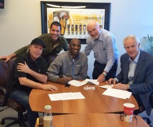 Kobe signs new Lakers contract worth 48.5 million