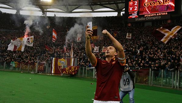 Francesco Totti Roma fans picture